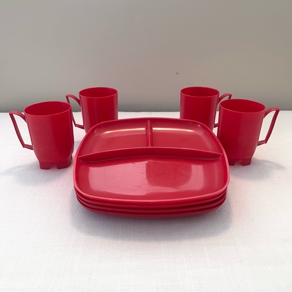 Vintage MCM Plastic Plates and Cups Made in the USA - Picture 2 of 15